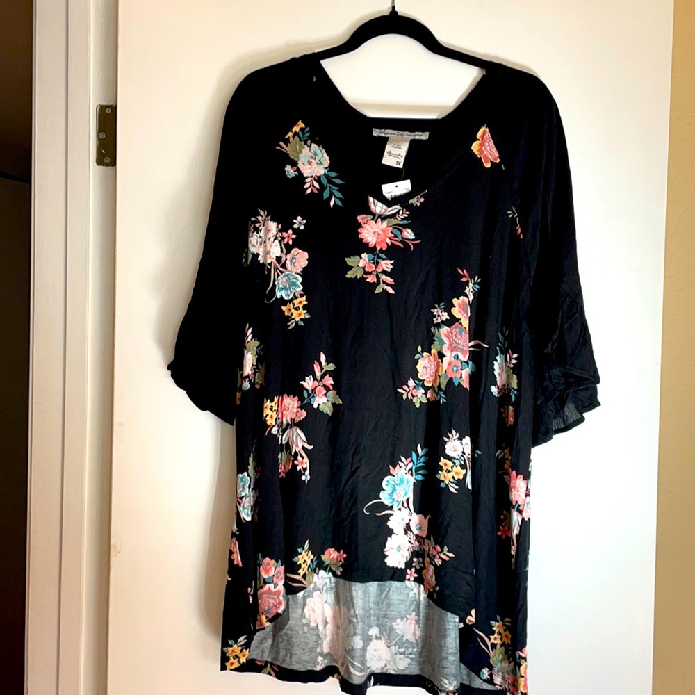 Short sleeve black floral V neck high/low blouse